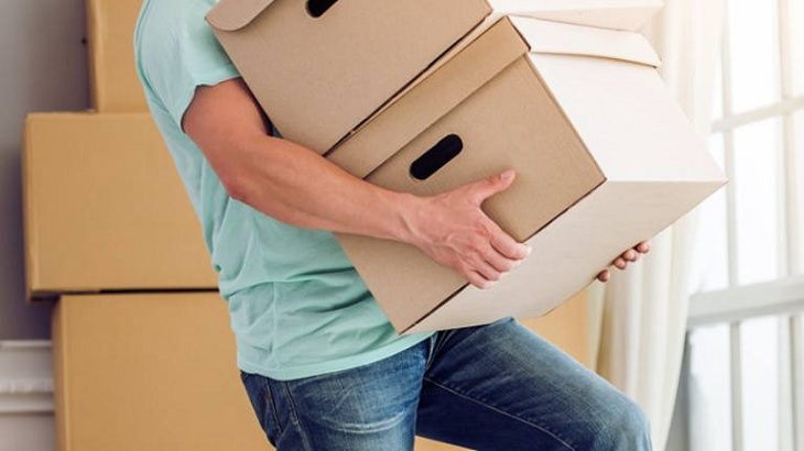 Những người thường xuyên mang vác việc nặng rất hay bị đau lưng