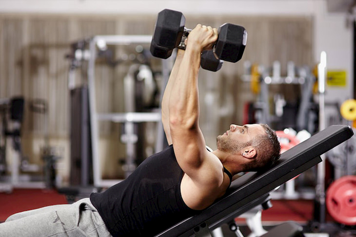 Tập tạ là bài gym đốt cháy mỡ bụng rất hiệu quả