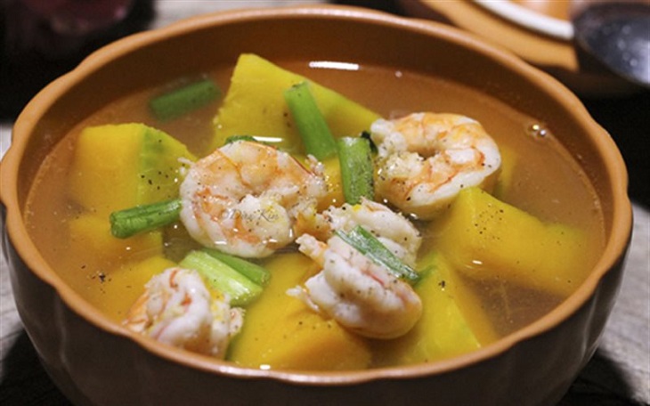 Canh tôm tươi bí đỏ chế biến khá đơn giản