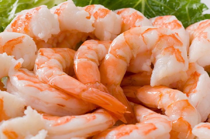 Người bị ho vẫn có thể ăn tôm, tuy nhiên cần bỏ vỏ và càng tôm