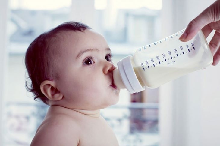 Cho trẻ ăn đúng cách có thể giúp giảm đáng kể tình trạng ợ hơi nôn trớ