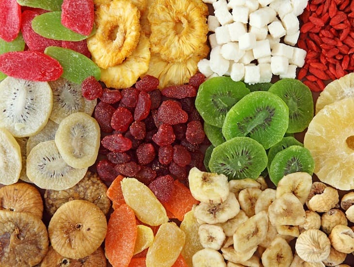 Hoa quả sấy khô cũng là một trong những thực phẩm có trong danh sách mà người bị sỏi thận cần hạn chế