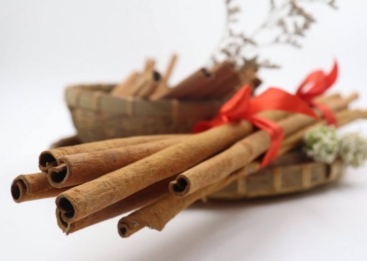 Dùng quế điều trị tê bì chân tay