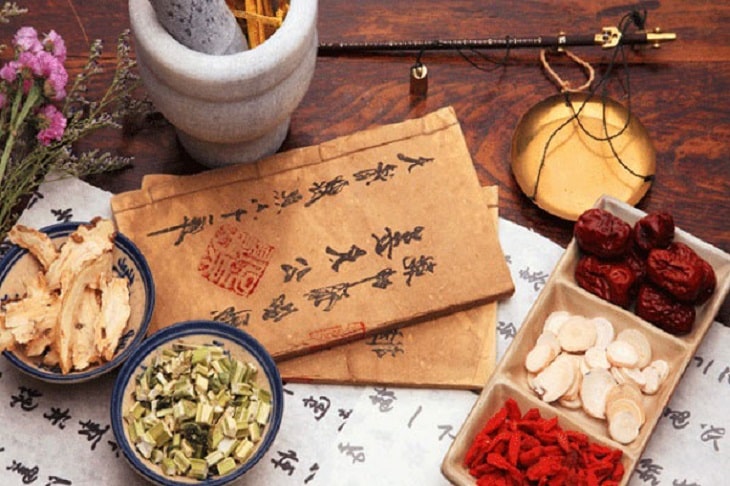 Đông y điều trị suy thận theo chứng bệnh, thông qua việc xác định các thể và triệu chứng bệnh cụ thể mà bệnh nhân mắc phải
