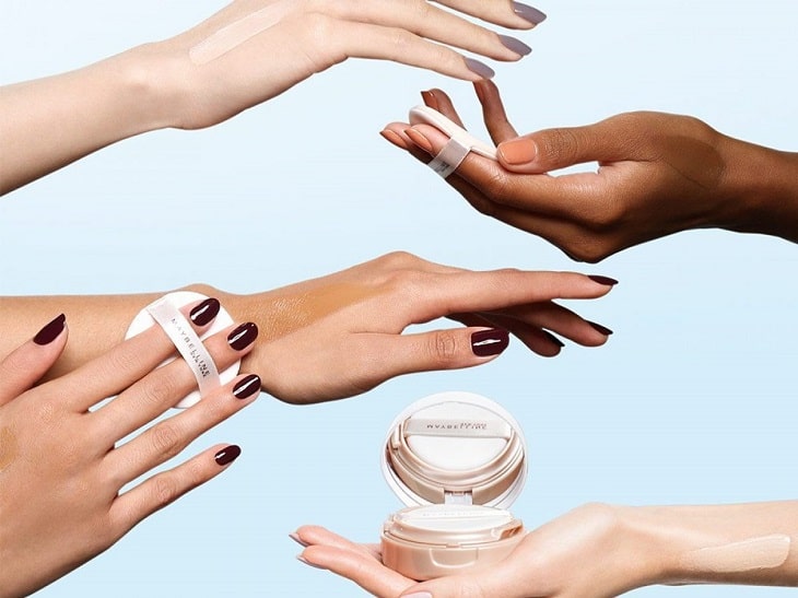 Khi lựa chọn phấn nước, bạn nên lựa chọn dòng sản phẩm có tone tiệp với màu da hoặc có thể trắng hơn da bình thường 1 tone để giúp lớp makeup trở nên tự nhiên Khi lựa chọn phấn nước, bạn nên lựa chọn dòng sản phẩm có tone tiệp với màu da hoặc có thể trắng hơn da bình thường 1 tone để giúp lớp makeup trở nên tự nhiên