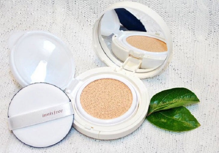 Phấn nước Innisfree cho da khô có tác dụng cấp ẩm cho da nên giúp lớp makeup cho da khô trở nên mỏng mịn tự nhiên và không bị khô mốc Phấn nước Innisfree cho da khô có tác dụng cấp ẩm cho da nên giúp lớp makeup cho da khô trở nên mỏng mịn tự nhiên và không bị khô mốc