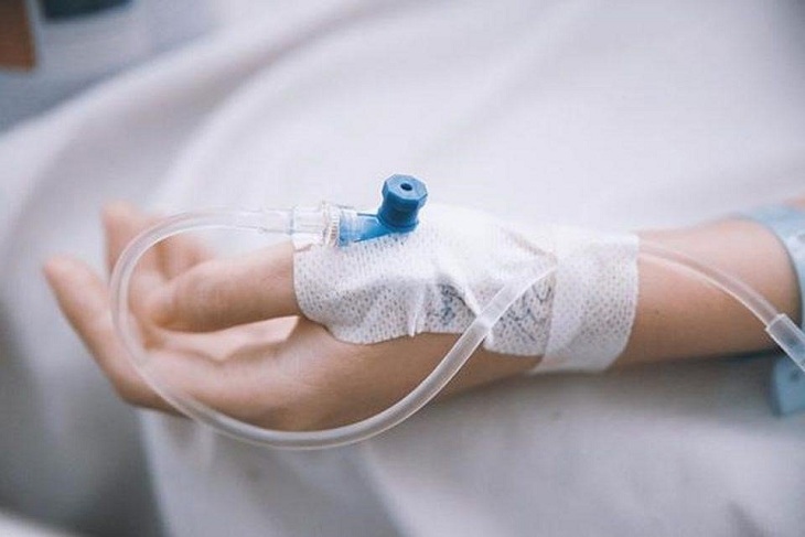 Người bệnh suy thận tại thận phải truyền dịch để cân bằng điện giải trong cơ thể
