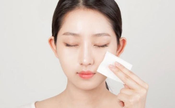 Toner cân bằng ẩm cho da khô mụn