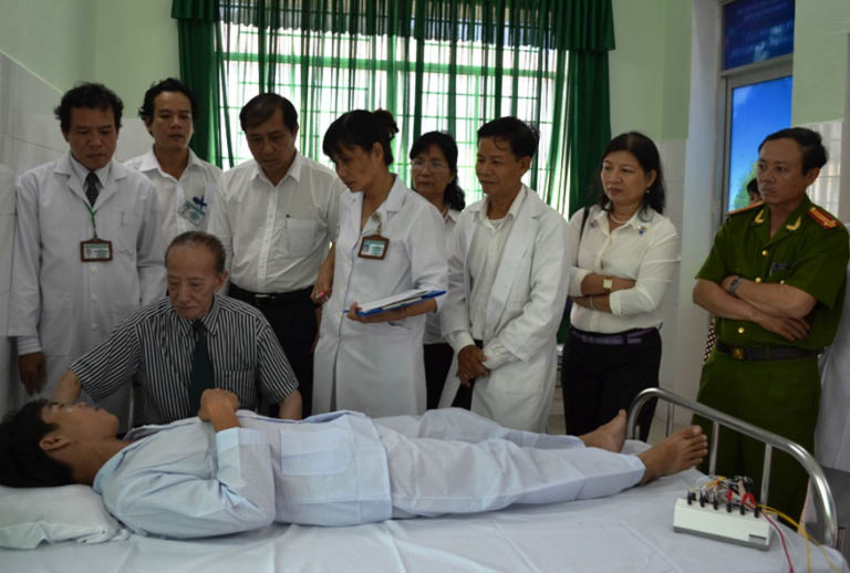 GS Tài Thu khi đang khám chữa bệnh