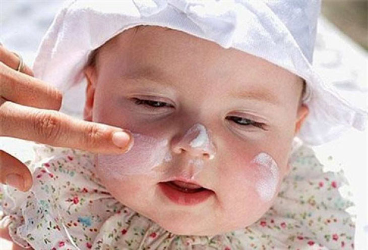 Sau khi tắm xong, mẹ có thể sử dụng khăn bông mềm, sạch lau khô da cho trẻ và bôi kem dưỡng ẩm cho da
