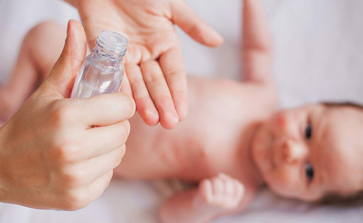 Bên cạnh việc sử dụng kem dưỡng ẩm do bác sĩ kê đơn mỗi ngày, đối với tình trạng da trẻ bị nứt nẻ nghiêm trọng, mẹ có thể sử dụng băng lỏng cho trẻ