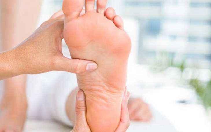 Bấm huyệt để tác động lên huyệt đạo