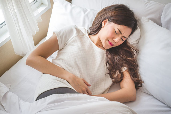 Đau bụng kinh, máu kinh ra nhiều là triệu chứng điển hình của bệnh
