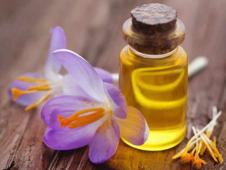Saffron oil được tạo nên từ nhụy hoa nghệ tây cùng một số dược liệu Saffron oil được tạo nên từ nhụy hoa nghệ tây cùng một số dược liệu