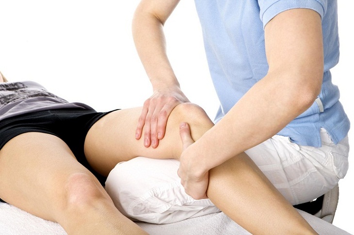 Người bệnh có thể thực hiện các bài tập vật lý trị liệu để giúp khớp gối được linh hoạt hơn