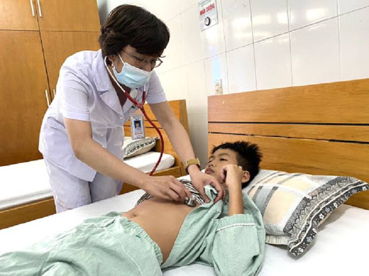 Khi trẻ có những dấu hiệu trên cần đến gặp bác sĩ ngay để được thăm khám