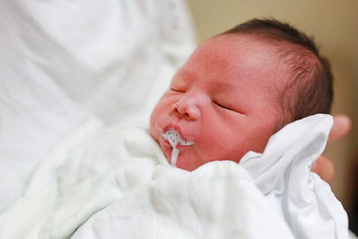 Trẻ có thể bị đau bụng, xuất huyết tiêu hóa