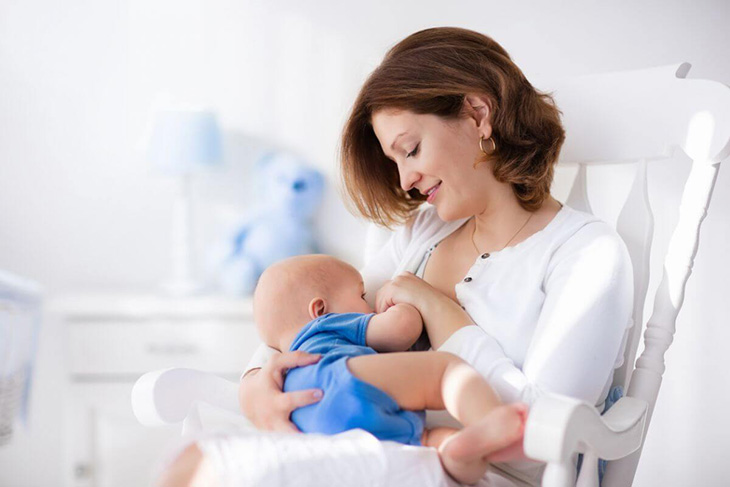 Cha mẹ cần theo dõi sức khỏe bé thường xuyên sau phẫu thuật thiểu sản thất trái