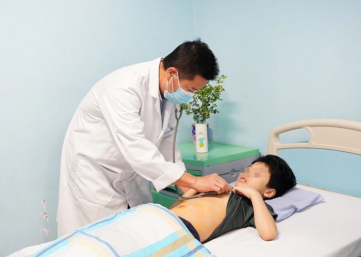 Bác sĩ sẽ kiểm tra bụng, siêu âm để đánh giá tình trạng sức khỏe của trẻ