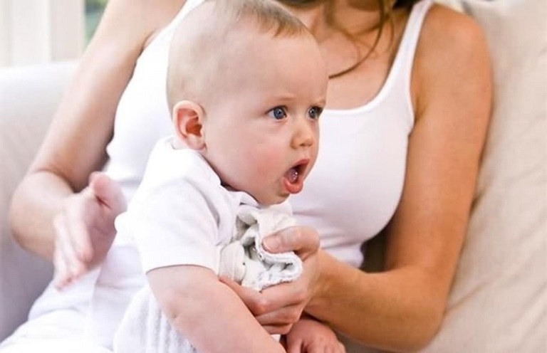 Trẻ bị lồng ruột sẽ bị nôn, quấy khóc, đau bụng