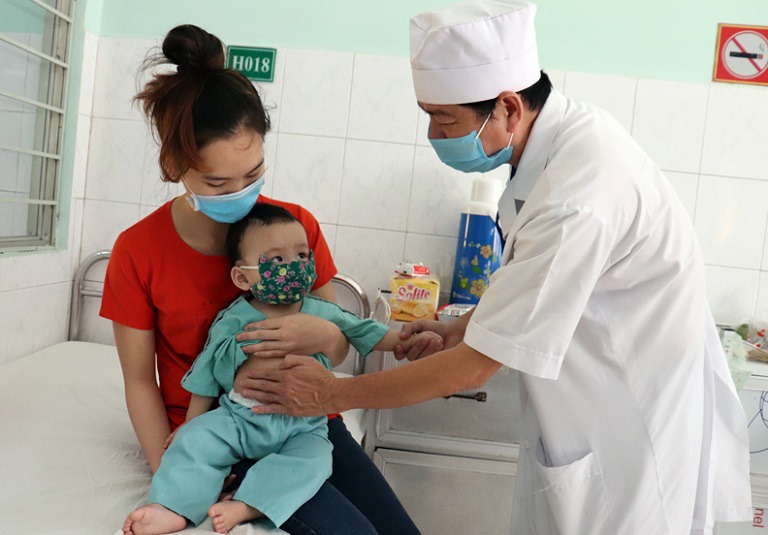 Bác sĩ sẽ thăm khám cẩn thận trước khi điều trị cho bé