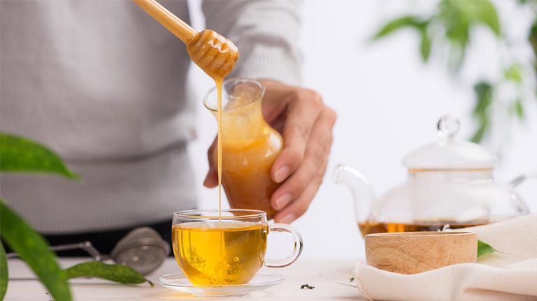 Pha mật ong với nước ấm