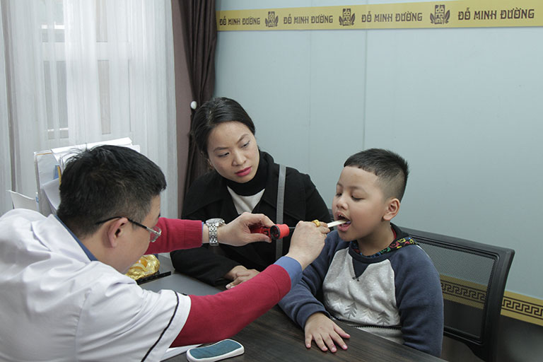 Lương y Tuấn khám cho bé Bảo Nam