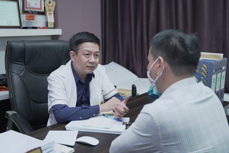 Lương y Tuấn khám bệnh viêm họng, viêm amidan cho bệnh nhân