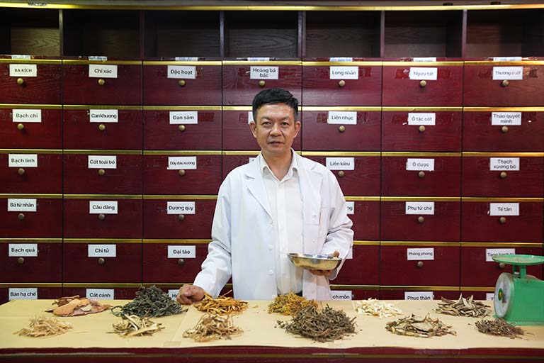 Lương y Đỗ Minh Tuấn và bài thuốc chữa viêm xoang của mình