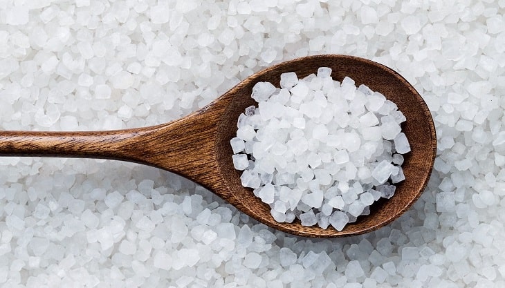 Muối biển giúp sát trùng, giảm viêm, sát khuẩn và giảm ngứa rất tốt