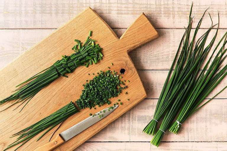 Chữa mề đay bằng lá hẹ có thể áp dụng với mọi đối tượng