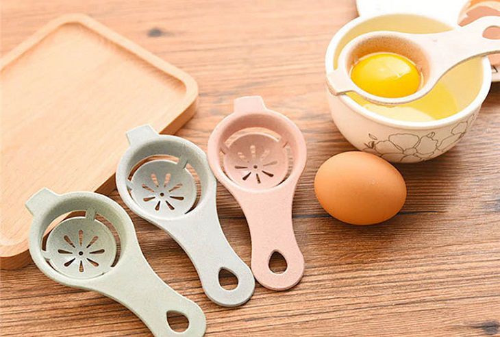 Bôi lòng đỏ trứng gà lên vùng da mắc bệnh vảy nến