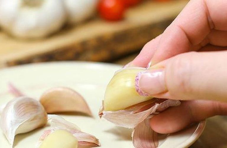 Chữa viêm da cơ địa bằng tỏi là phương pháp được dân gian lưu truyền từ lâu
