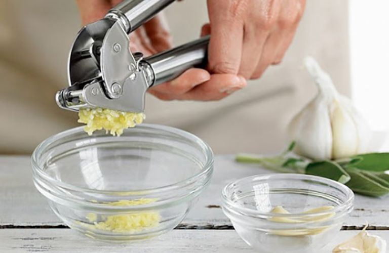 Nước ép tỏi bôi ngoài da giúp giảm triệu chứng bệnh