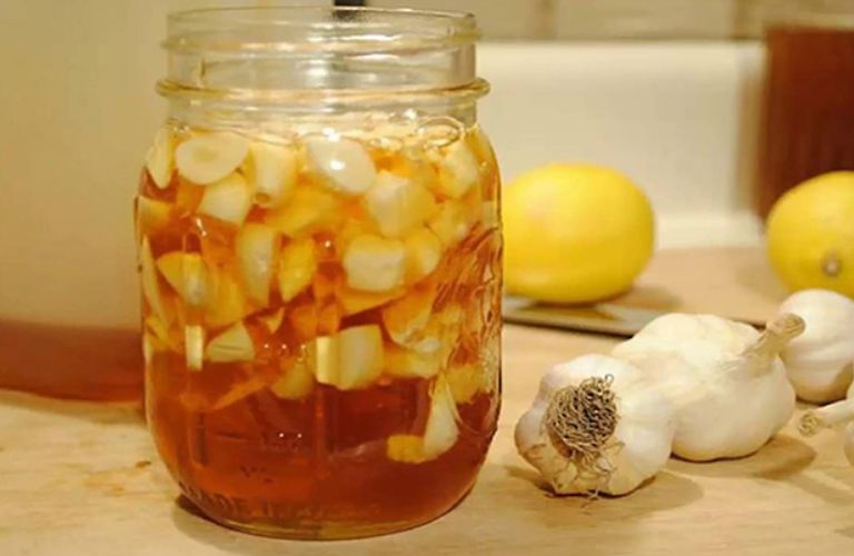 Chữa viêm da cơ địa bằng tỏi ngâm mật ong