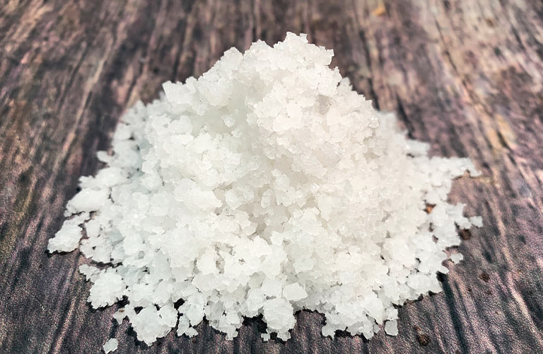 Muối có tác dụng kháng khuẩn, chống viêm, khả năng tiêu diệt vi khuẩn gây ngứa trên da