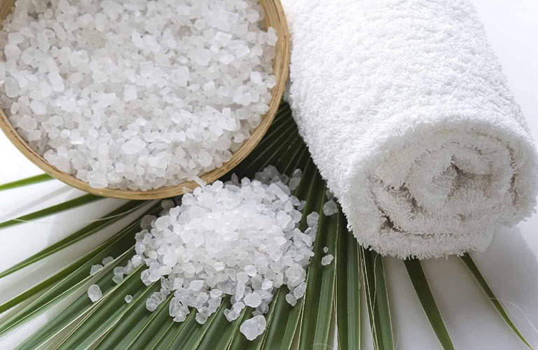 Chườm muối sẽ giúp giảm ngứa, tăng khả năng sát khuẩn