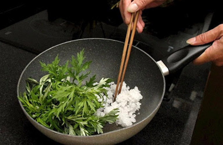 Muối kết hợp ngải cứu giúp giảm đau, chống viêm, kháng khuẩn