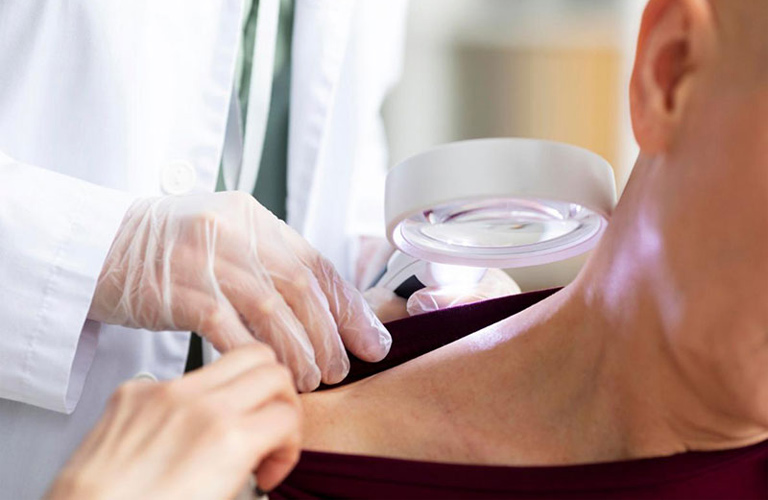 Thăm khám lâm sàng là bước đầu trong điều trị da khô