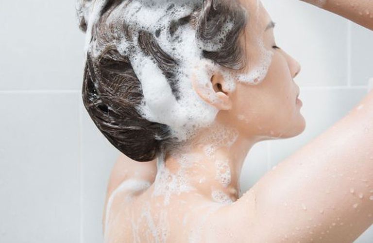 Nên chọn những loại dầu gội có thành phần chính là Selenium Sulfide, Zinc Pyrithione, Salicylic Acid