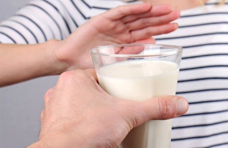 Bị mụn hạn chế uống sữa bò