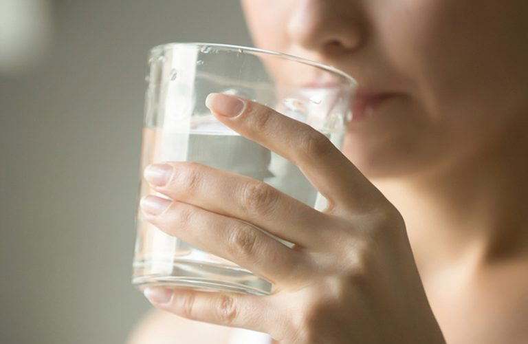 Người bị mụn nên uống nhiều nước