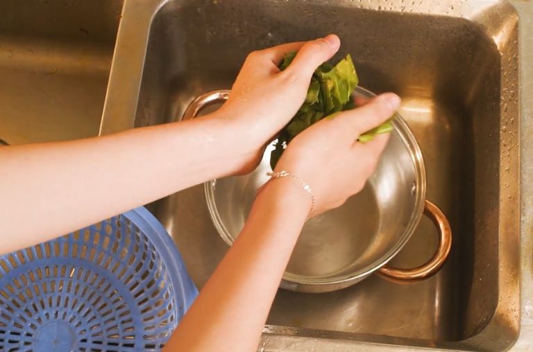 Rửa vùng da bị bệnh bằng nước lá trầu để giảm viêm