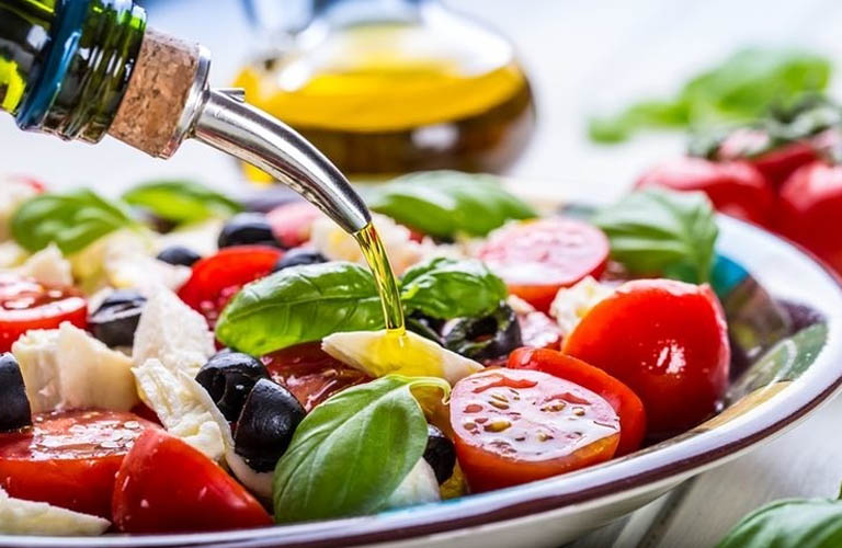 Salad dầu oliu được dùng khá phổ biến 