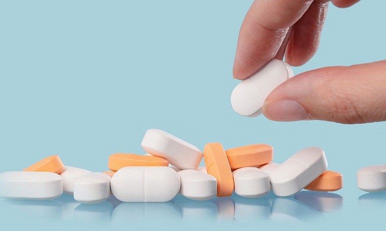 Thuốc giảm đau có mặt trong phác đồ điều trị viêm da tiết bã