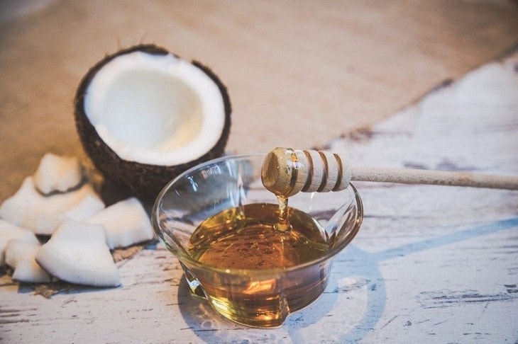 Sử dụng mật ong và dầu dừa