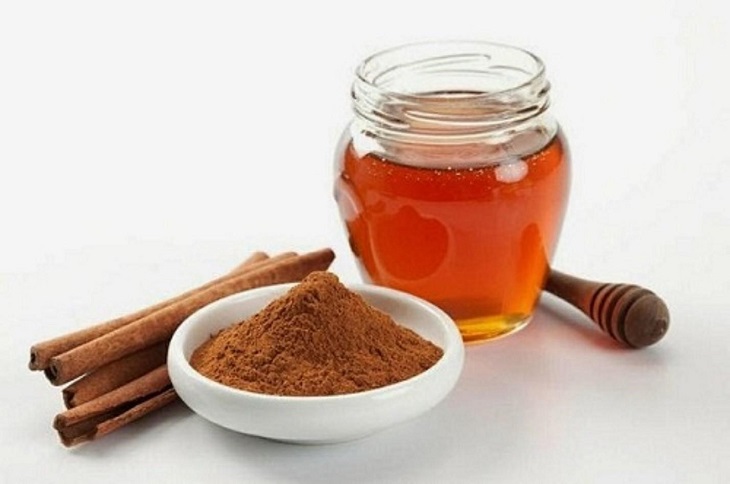 Trị viêm da tiết bã bằng mật ong và bột quế
