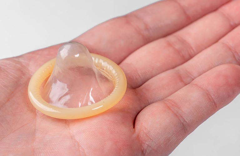 Tiếp xúc với bao cao su có thành phần latex có thể gây dị ứng vùng kín