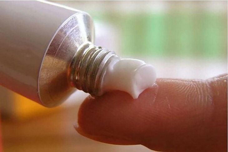 Thuốc bôi ngoài da làm bong vảy