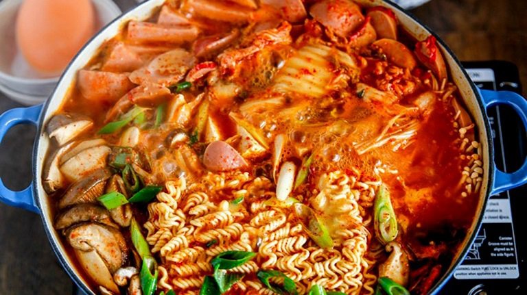 Bị mề đay không nên ăn thực phẩm cay nóng